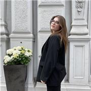 Studentin, die Kinder & Erwachsener jeden Alters online Nachhilfe gibt